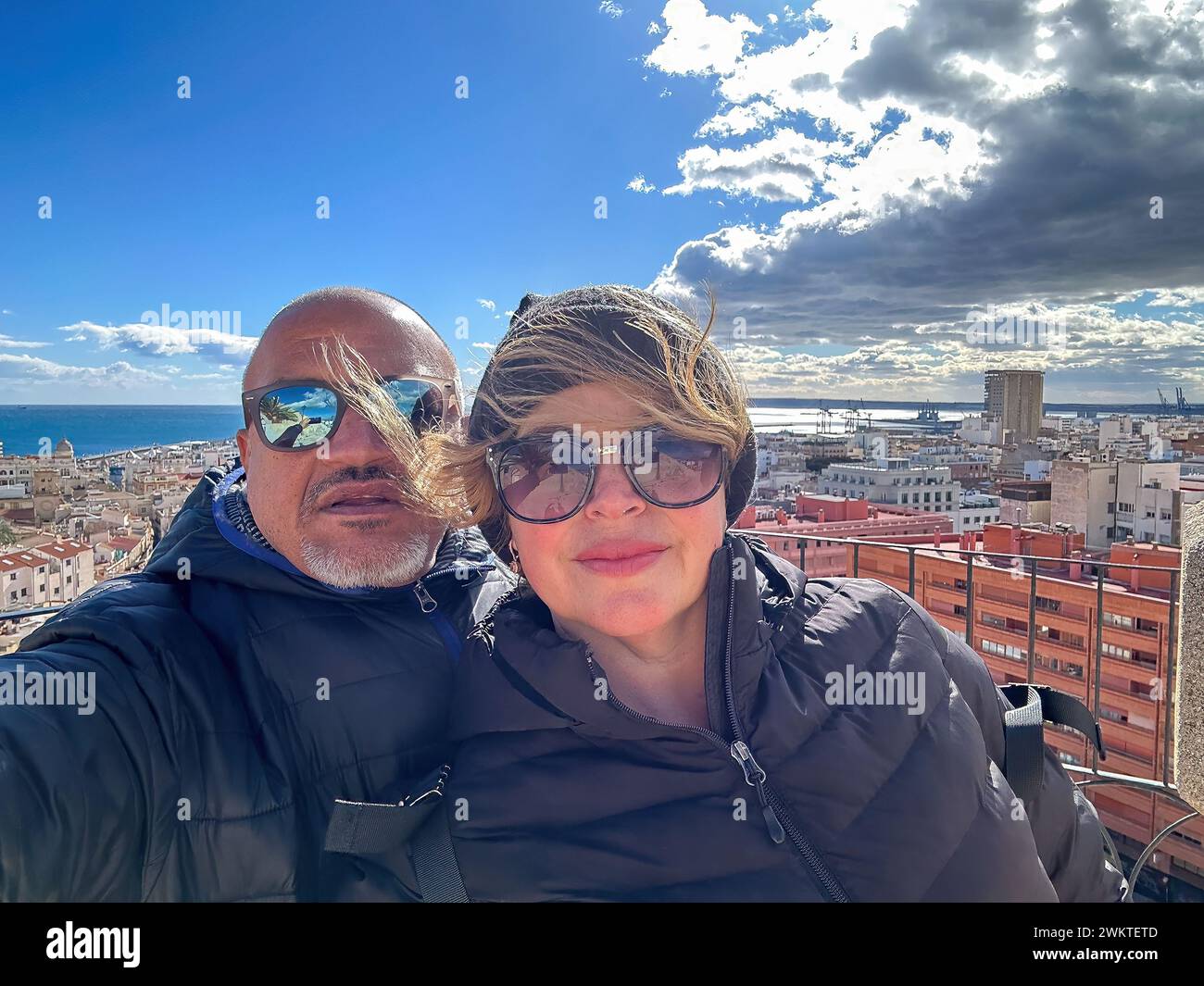 Retrato selfie de una pareja de turistas en punto de observación en Alicante, España Foto de stock