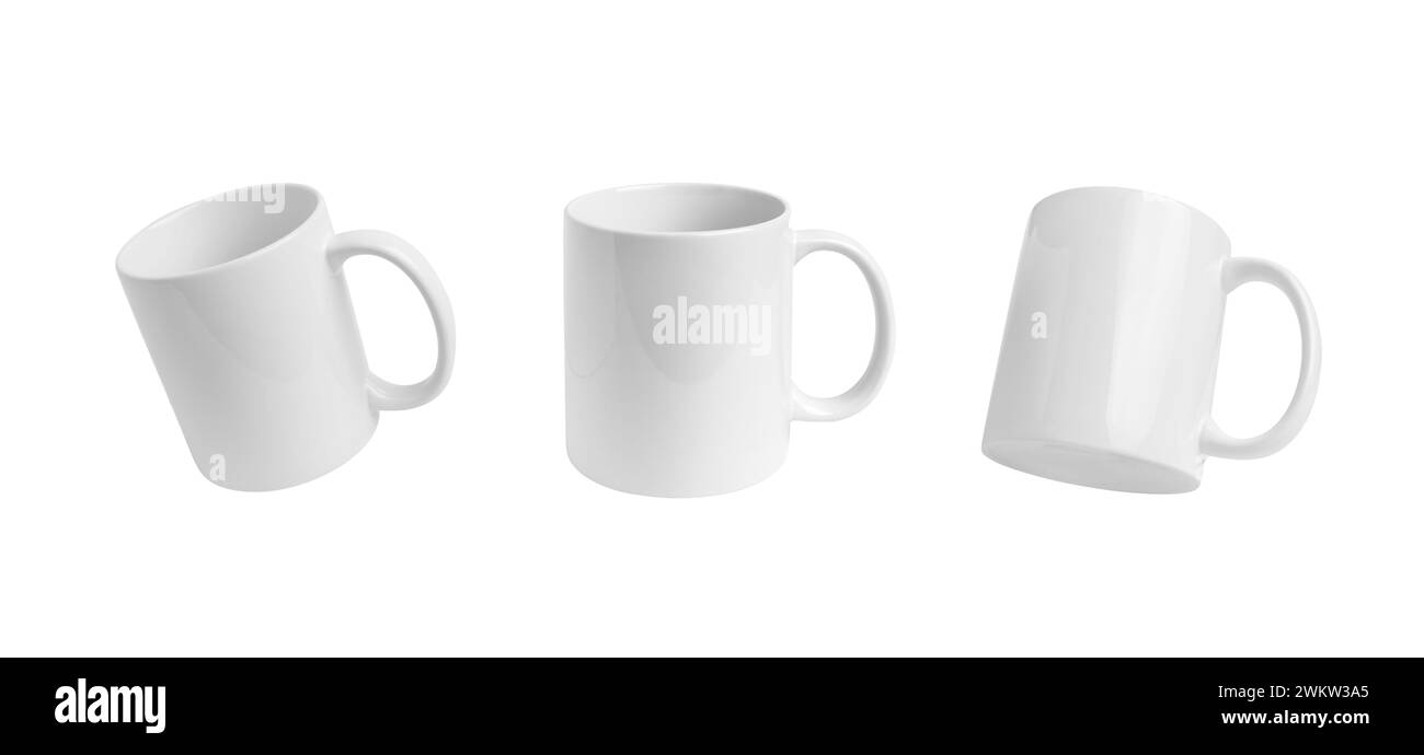 Tres posiciones aisladas muestran una taza blanca clásica. Imagen versátil perfecta para la promoción de diseño Print-on-demand, marketing y publicidad Foto de stock