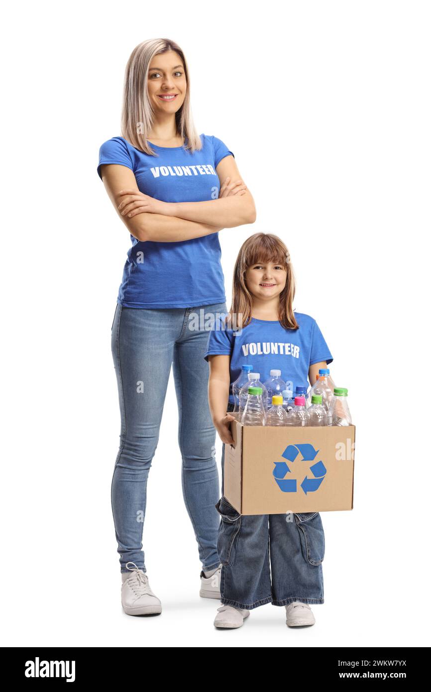 Retrato de cuerpo completo de una mujer joven y un niño voluntario sosteniendo una caja con botellas para reciclar aisladas sobre fondo blanco Foto de stock