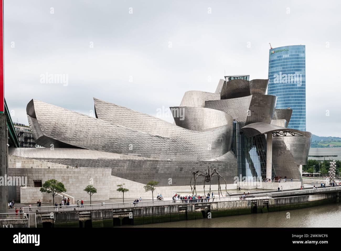 BILBAO, ESPAÑA - 14 DE JUNIO de 2023: Vista panorámica del Museo Guggenheim y la Torre Iberdrola en la orilla del río Nervión en Bilbao, España. Foto de stock