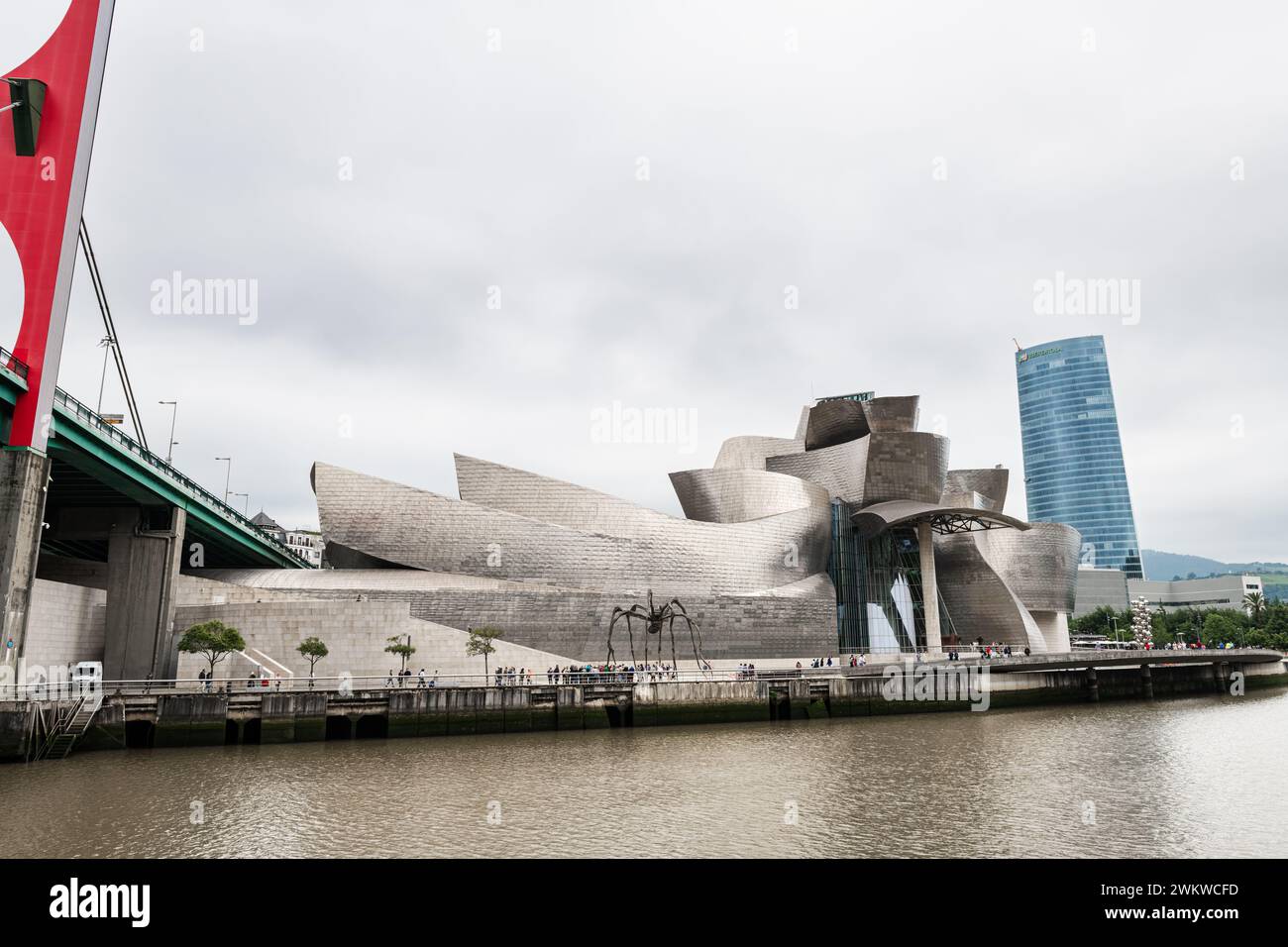 BILBAO, ESPAÑA - 14 DE JUNIO de 2023: Vista panorámica del Museo Guggenheim y la Torre Iberdrola en la orilla del río Nervión en Bilbao, España. Foto de stock