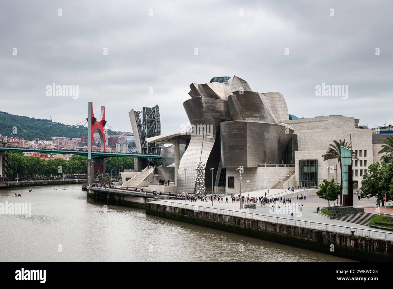 BILBAO, ESPAÑA - 14 DE JUNIO de 2023: Vista panorámica del Museo Guggenheim y el puente de La Salve en la orilla del río Nervión en Bilbao, España. Foto de stock