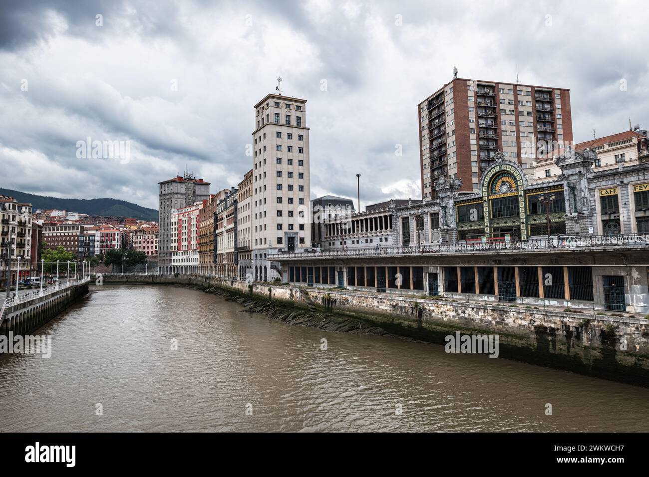 BILBAO, ESPAÑA - 14 DE JUNIO de 2023: Vista panorámica de la orilla del río Nervión en Bilbao, España. Foto de stock