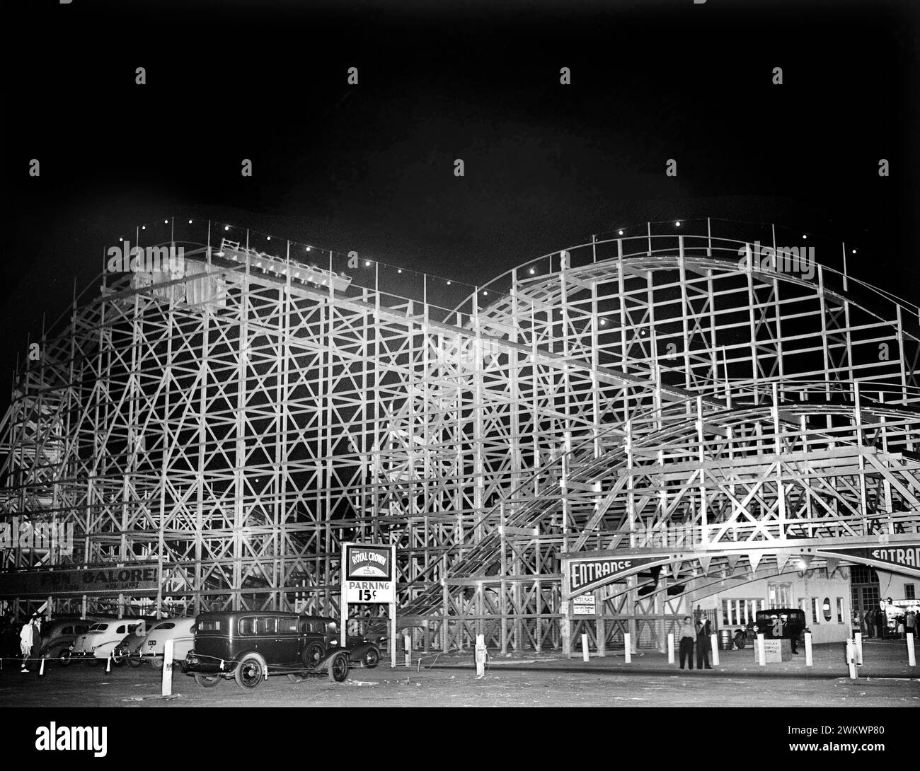 Montaña rusa del parque de atracciones por la noche, Mission Beach Amusement Center, San Diego, EE.UU., Russell Lee, Administración de Seguridad Agrícola de EE.UU., mayo de 1941 Foto de stock