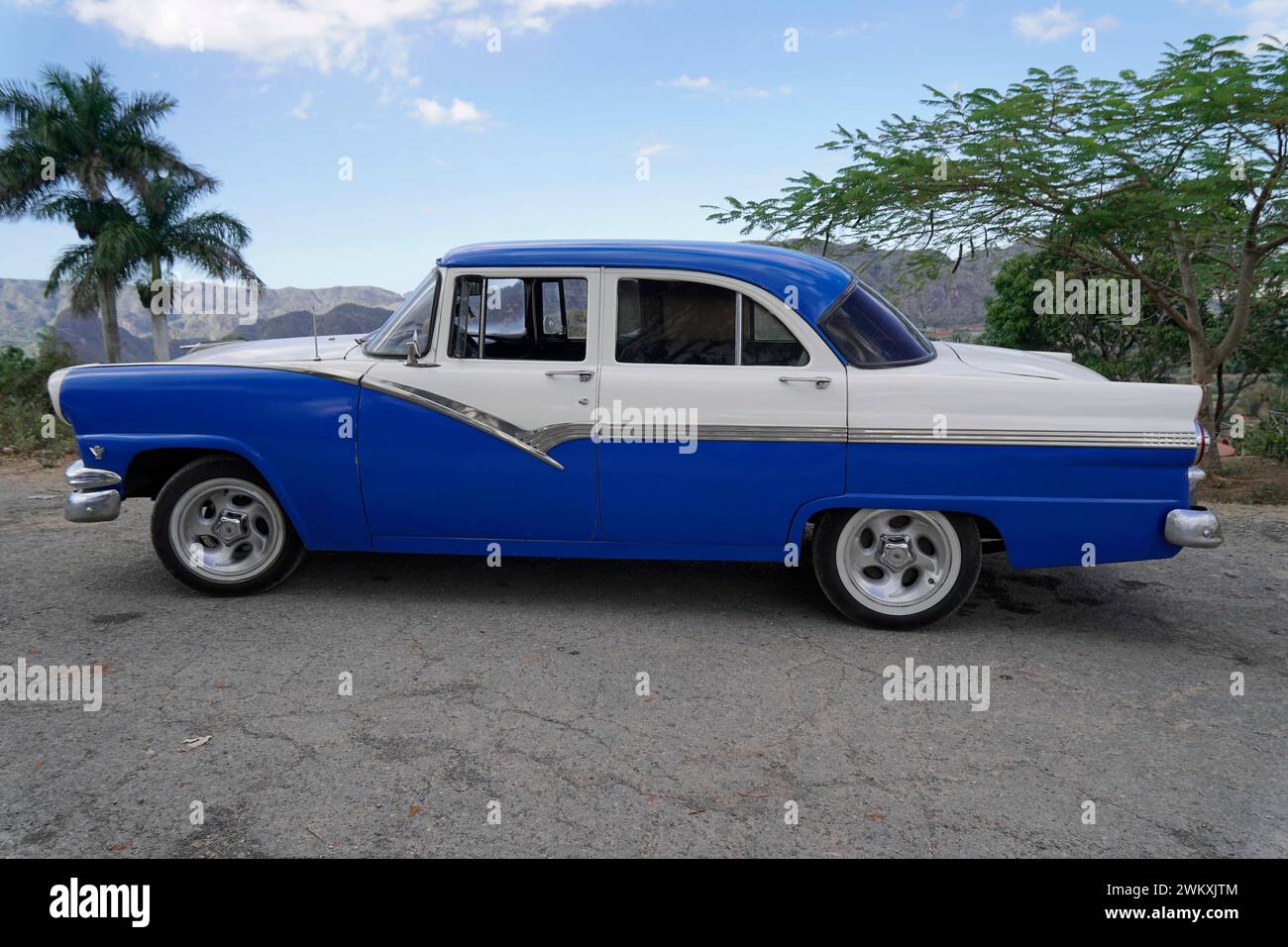 Coche vintage americano de los años 1950, cerca de Santiago de Cuba, Cuba, América Central Foto de stock