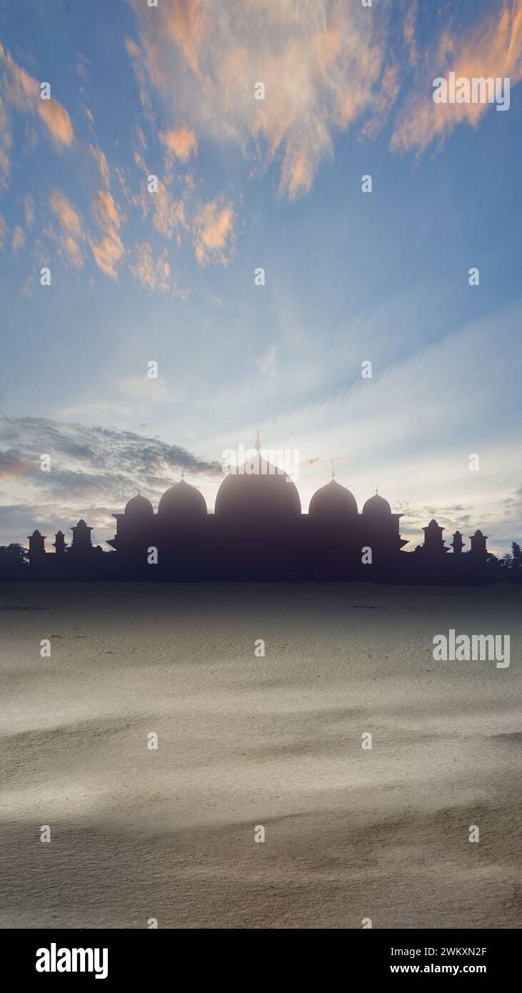 Desierto con una vista de una silueta de la mezquita con un fondo de vista espectacular del cielo. Antecedentes islámicos Foto de stock