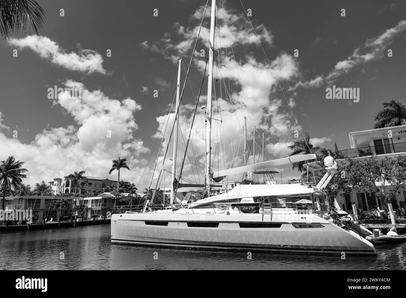 Miami, Florida EE.UU. - 25 de marzo de 2023: Barco de verano yate catamarán en miami Foto de stock