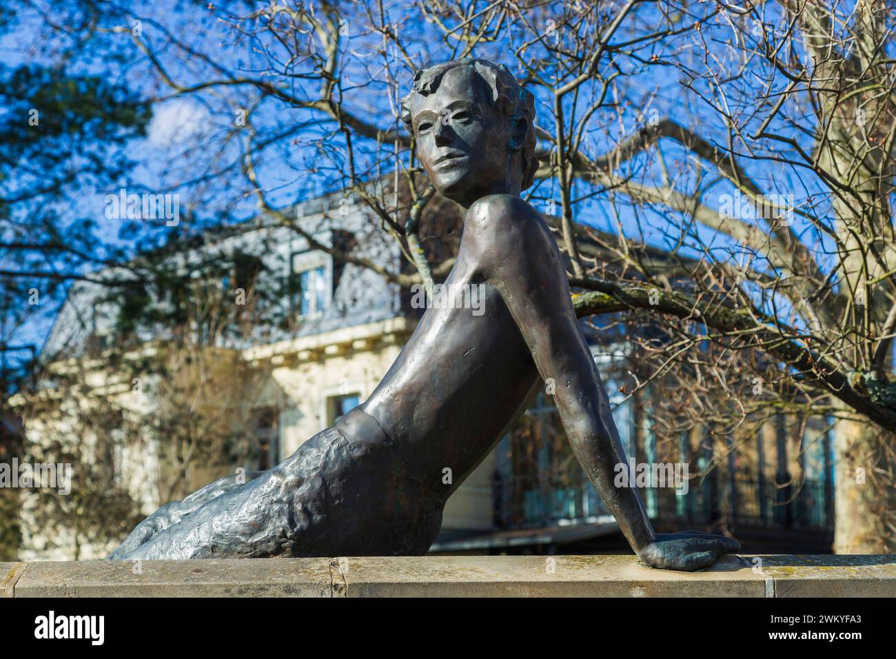 Bronzeplastik auf der Mauer des Erich-Kästner-Museums Emil Erich Kästner war ein deutscher Schriftsteller, Drehbuchautor und Kabarettist, der breiten Kreisen der deutschen Bevölkerung vor allem wegen seiner humorvollen, scharfsinnigen Kinderbücher und seiner humoristischen bis zeitkritischen Gedichte bekannist. Erich Kästner wuchs in der Königsbrücker Straße in der Äußeren Neustadt von Dresden auf. En der Nähe, am Albertplatz, ver mapa de Erdgeschoss der damaligen Villa Seines Onkels Franz Augustin heute das Erich-Kästner-Museum. Die Bronzeplastik stammt de Mathyas Varga. Dresde Deuts Foto de stock