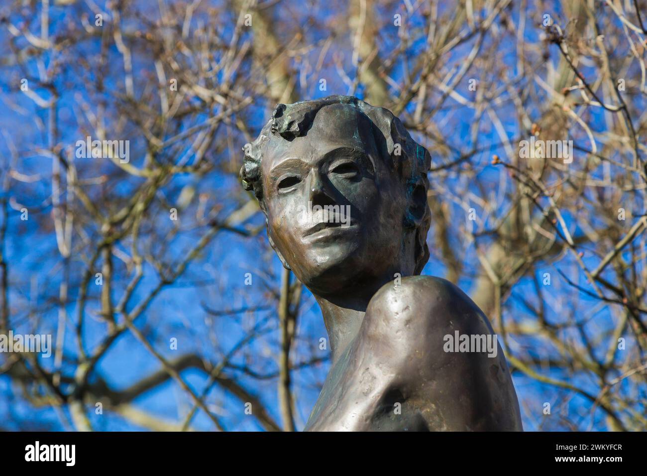 Bronzeplastik auf der Mauer des Erich-Kästner-Museums Emil Erich Kästner war ein deutscher Schriftsteller, Drehbuchautor und Kabarettist, der breiten Kreisen der deutschen Bevölkerung vor allem wegen seiner humorvollen, scharfsinnigen Kinderbücher und seiner humoristischen bis zeitkritischen Gedichte bekannist. Erich Kästner wuchs in der Königsbrücker Straße in der Äußeren Neustadt von Dresden auf. En der Nähe, am Albertplatz, ver mapa de Erdgeschoss der damaligen Villa Seines Onkels Franz Augustin heute das Erich-Kästner-Museum. Die Bronzeplastik stammt de Mathyas Varga. Dresde Deuts Foto de stock