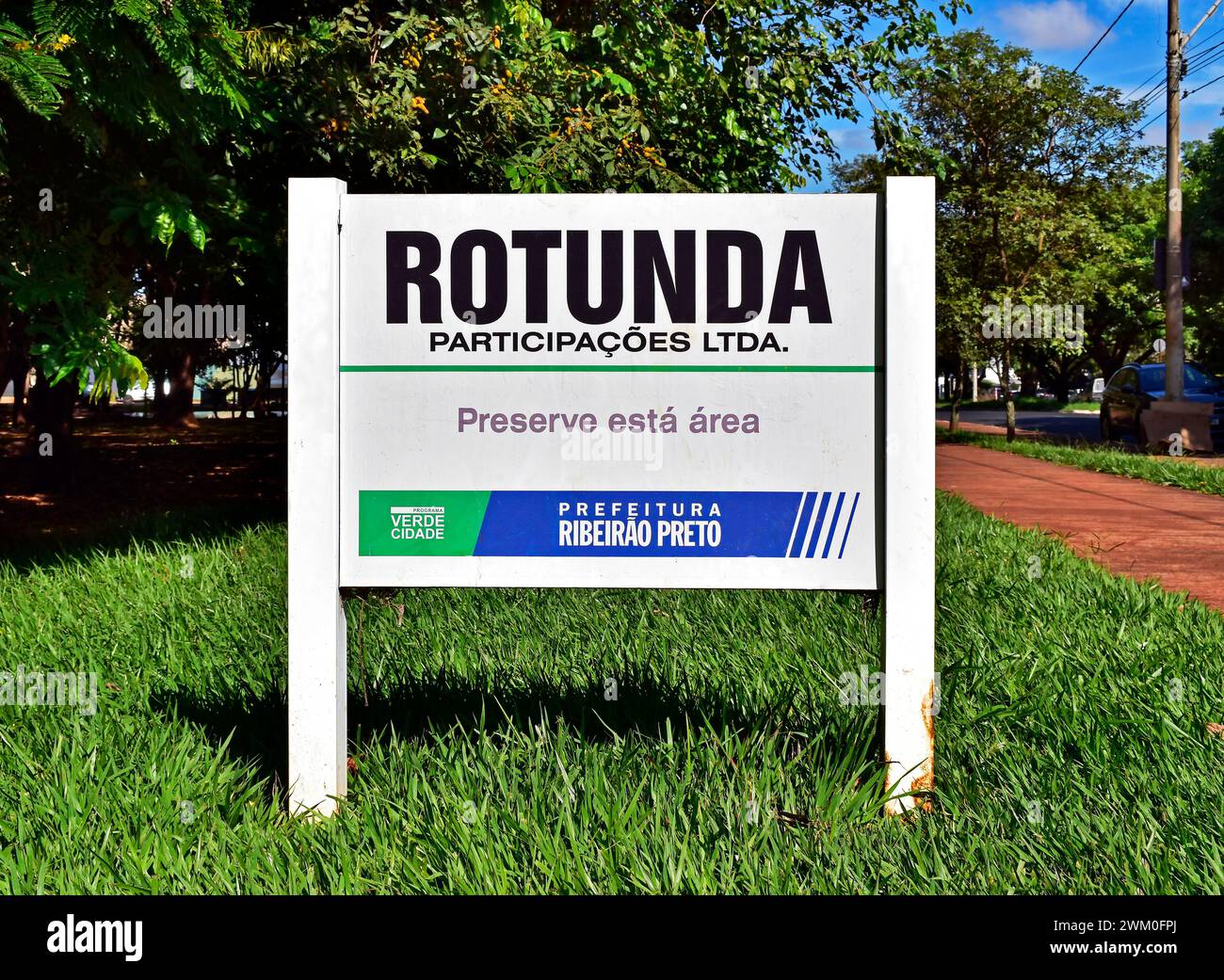 RIBEIRAO PRETO, SAO PAULO, BRASIL - 2 de enero de 2024: Cartel del Ayuntamiento pidiendo que se preserve el área Foto de stock