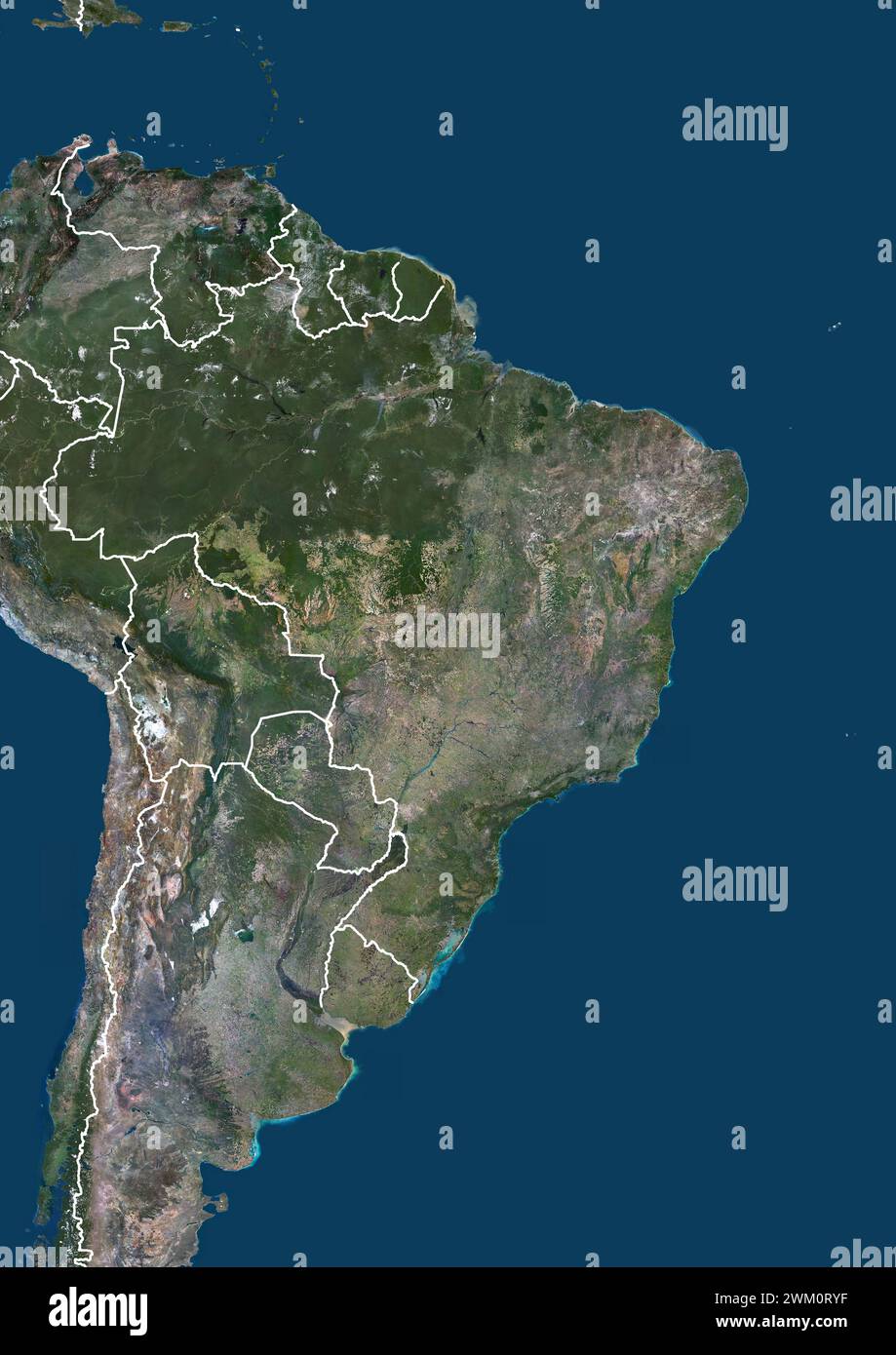 Imagen satelital en color de Brasil y países vecinos (Guyana Francesa, Surinam, Guyana, Venezuela, Bolivia, Paraguay, Uruguay), con fronteras. Foto de stock