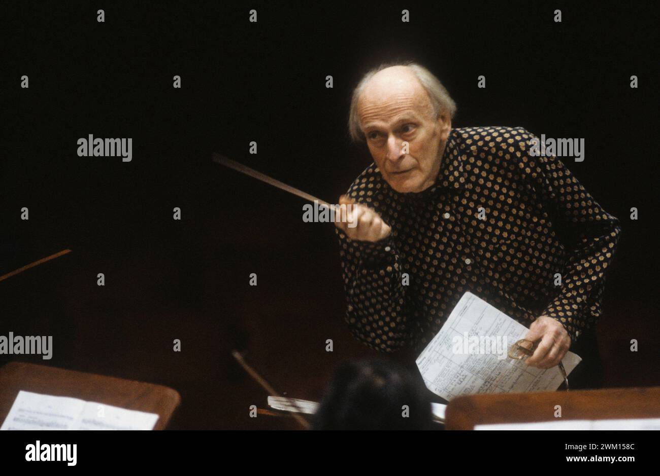 3829480 Yehudi Menuhin; (add.info.: violinista estadounidense Yehudi Menuhin dirigiendo (1992) / Il violinista Yehudi Menuhin mentre dirige (1992)); © Marcello Mencarini. Todos los derechos reservados 2024. Foto de stock