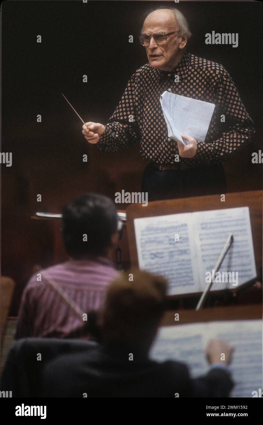 3829488 Yehudi Menuhin; (add.info.: violinista estadounidense Yehudi Menuhin dirigiendo (1992) / Il violinista Yehudi Menuhin mentre dirige (1992)); © Marcello Mencarini. Todos los derechos reservados 2024. Foto de stock