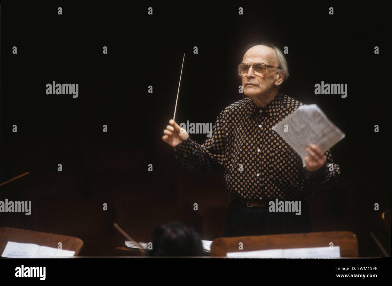 3829484 Yehudi Menuhin; (add.info.: violinista estadounidense Yehudi Menuhin dirigiendo (1992) / Il violinista Yehudi Menuhin mentre dirige (1992)); © Marcello Mencarini. Todos los derechos reservados 2024. Foto de stock