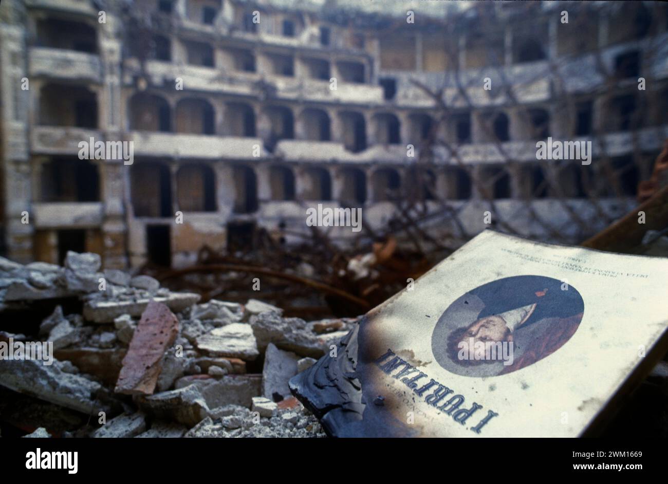 3830201 Teatro Petruzzelli; (add.info.: TEATRO PETRUZZELLI después del incendio, Bari 1992 / Il TEATRO PETRUZZELLI dopo l'incendio, Bari 1992 © MARCELLO MENCARINI); © Marcello Mencarini. Todos los derechos reservados 2024. Foto de stock