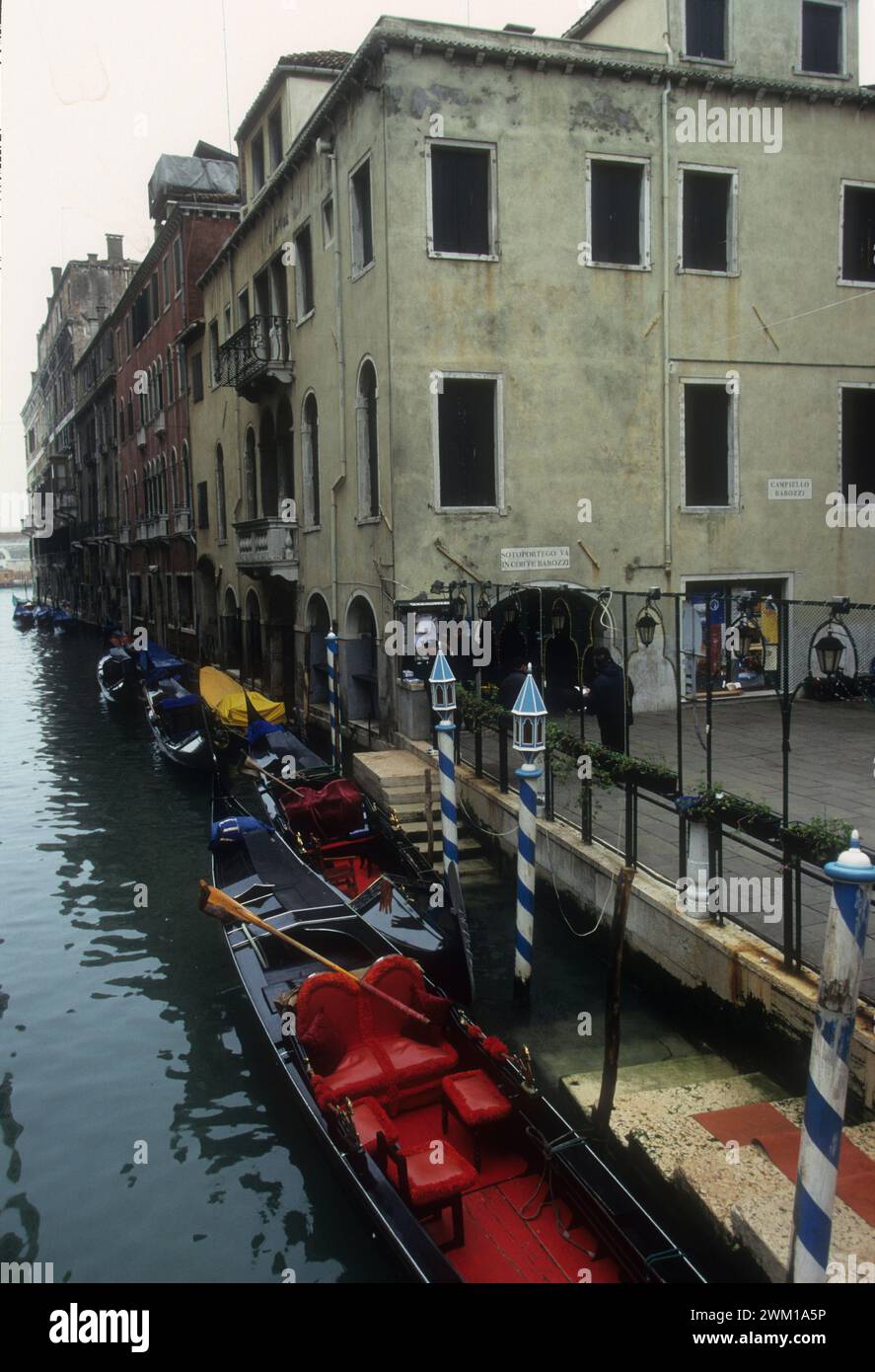 4065983 Vida y lugares de Giacomo Casanova en Venecia; (add.info.: Venecia, 1998. Pied-a-terre de Giacomo Casanova en San Moisè / Venezia, 1998. Casino di Casanova a San Moisè -); © Marcello Mencarini. Todos los derechos reservados 2024. Foto de stock