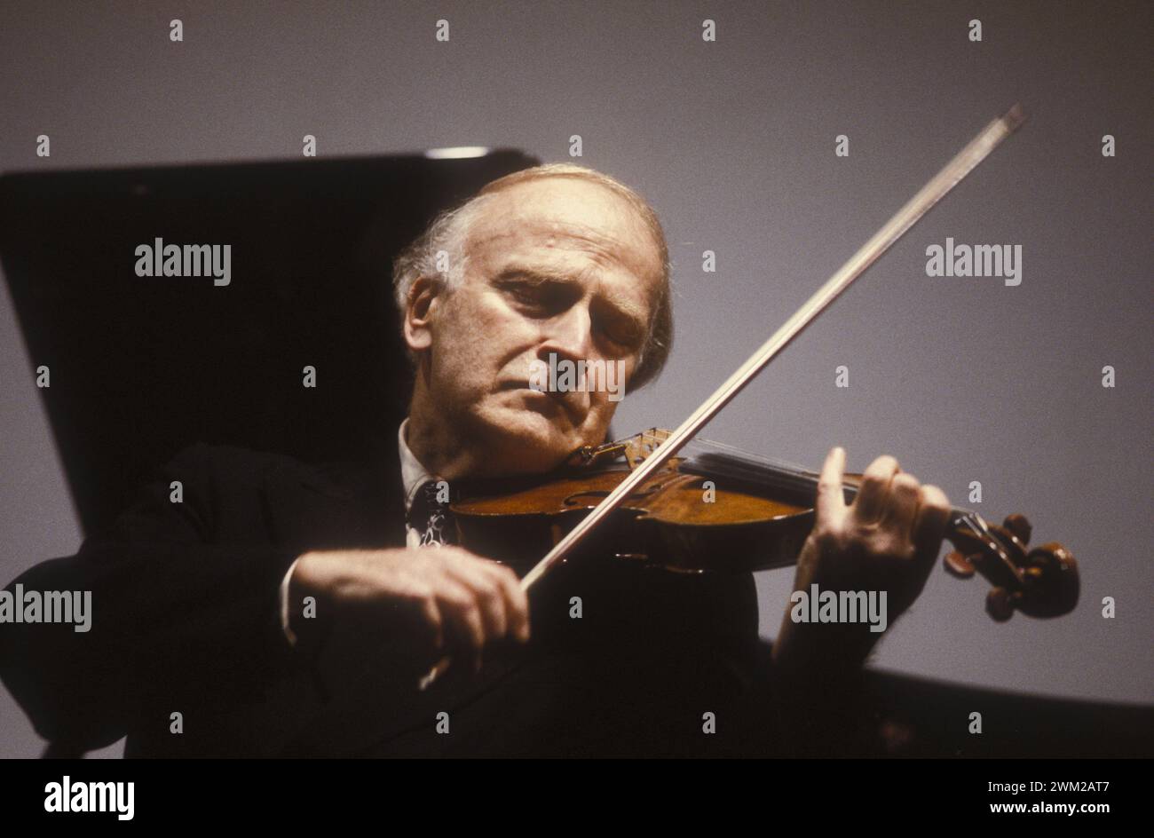 MME4812067 El violinista y director de orquesta estadounidense Yehudi Menuhin (1984)/Yehudi Menuhin, violinista e direttore d'orchestra durante un concierto (1984) -; (add.info.: El violinista y director de orquesta estadounidense Yehudi Menuhin (1984)/Yehudi Menuhin, violinista e direttore d'orchestra un concierto (1984) - Mencarini); © Marcello. Todos los derechos reservados 2024. Foto de stock