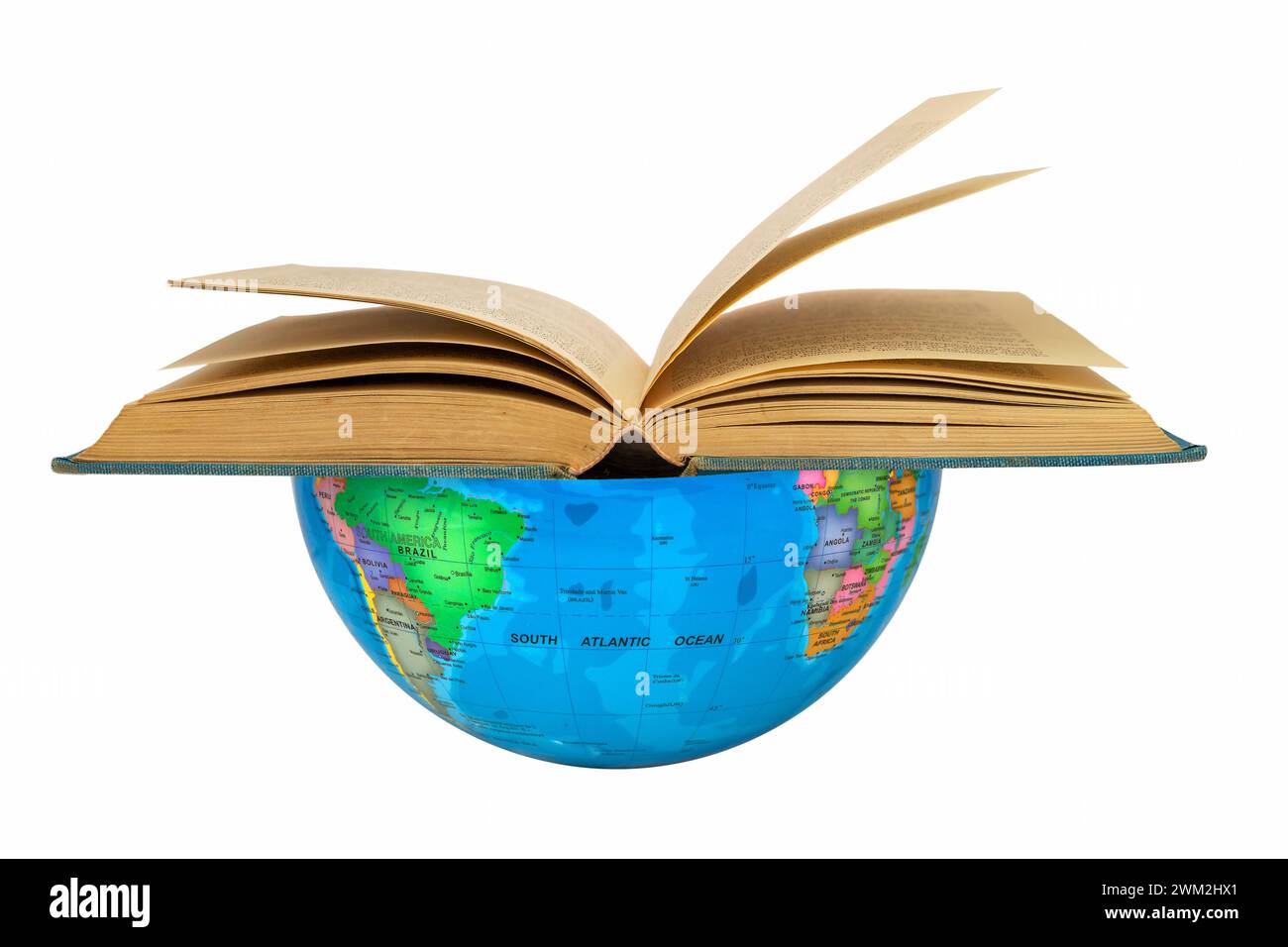 Hemisferio Sur con un libro abierto donde América y África están: Concepto de lectura. La tierra apoya la lectura global como un atril. Foto de stock