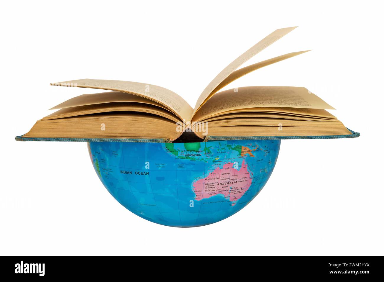 Hemisferio sur del globo con un libro abierto donde Australia: Concepto de librería. El hemisferio sur de la tierra apoya la lectura global de libros Foto de stock