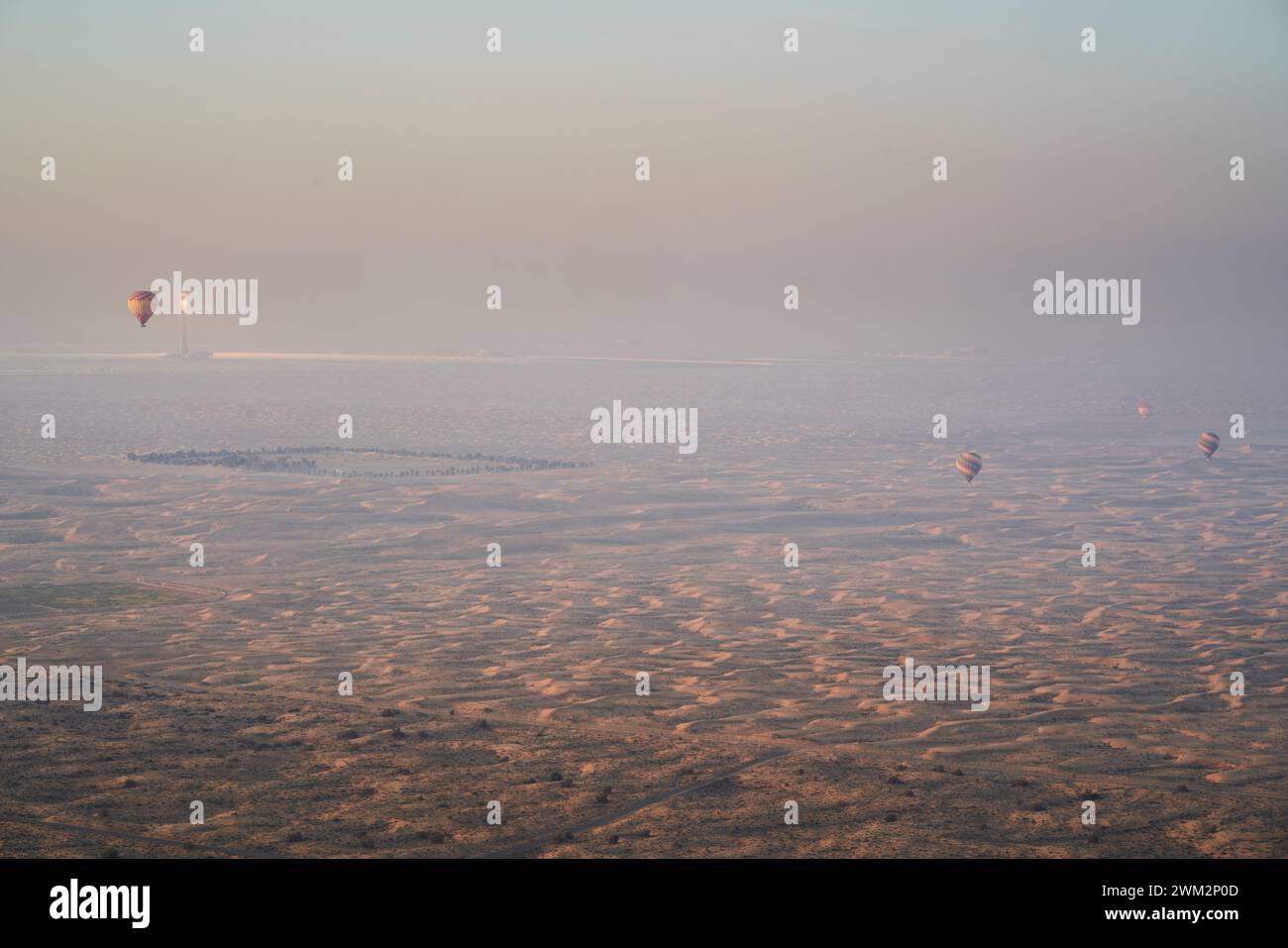 Globos aerostáticos sobre el parque solar Mohammed bin Rashid Al Maktoum, Dubai, Emiratos Árabes Unidos. Foto de stock