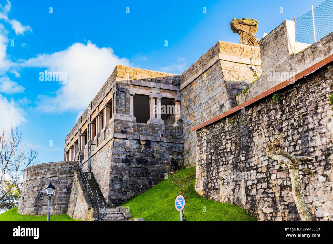 Muros defensivos frente al suelo y antiguo bastión, hoy punto de vista Elkano. Getaria, Guipúzcoa, País Vasco, España, Europa Foto de stock