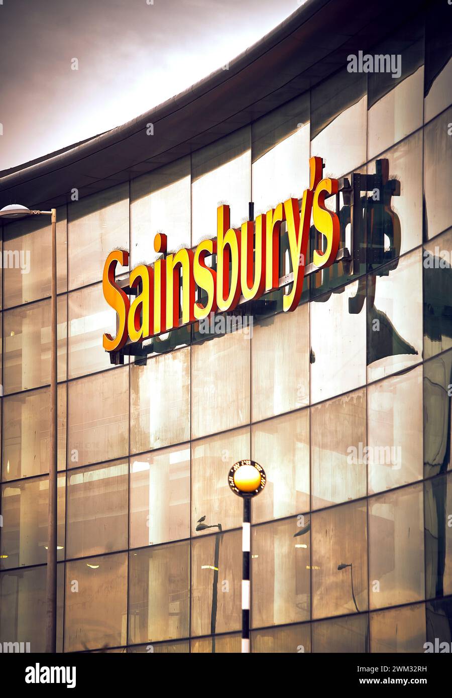 La fachada de cristal curvado del supermercado de Sainsbury, Blackpool Foto de stock