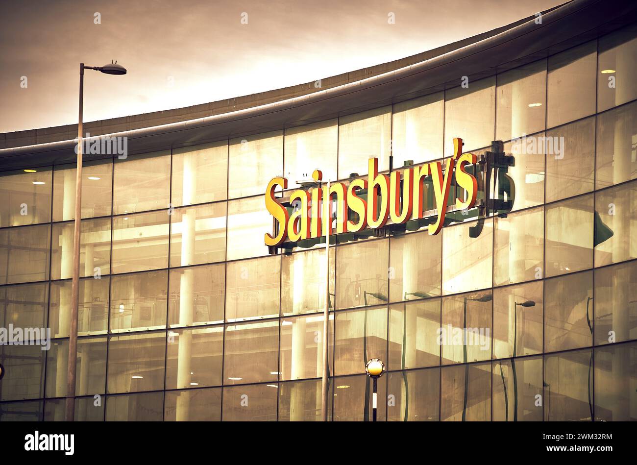 La fachada de cristal curvado del supermercado de Sainsbury, Blackpool Foto de stock