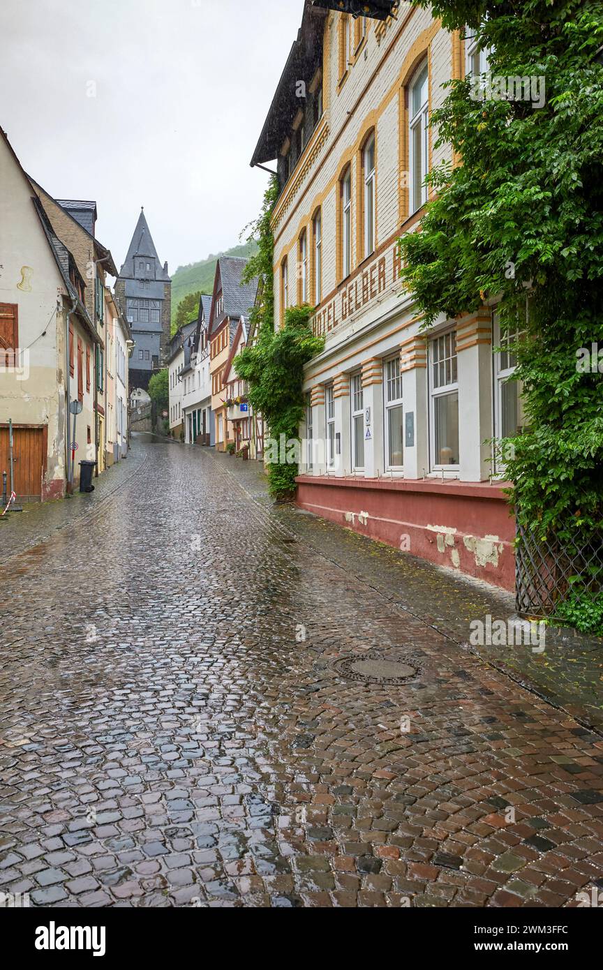 Caminando alrededor de Bacharach pequeña ciudad pintoresca en Alemania Foto de stock
