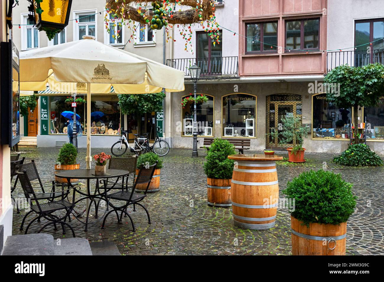 Caminando alrededor de Bacharach pequeña ciudad pintoresca en Alemania Foto de stock