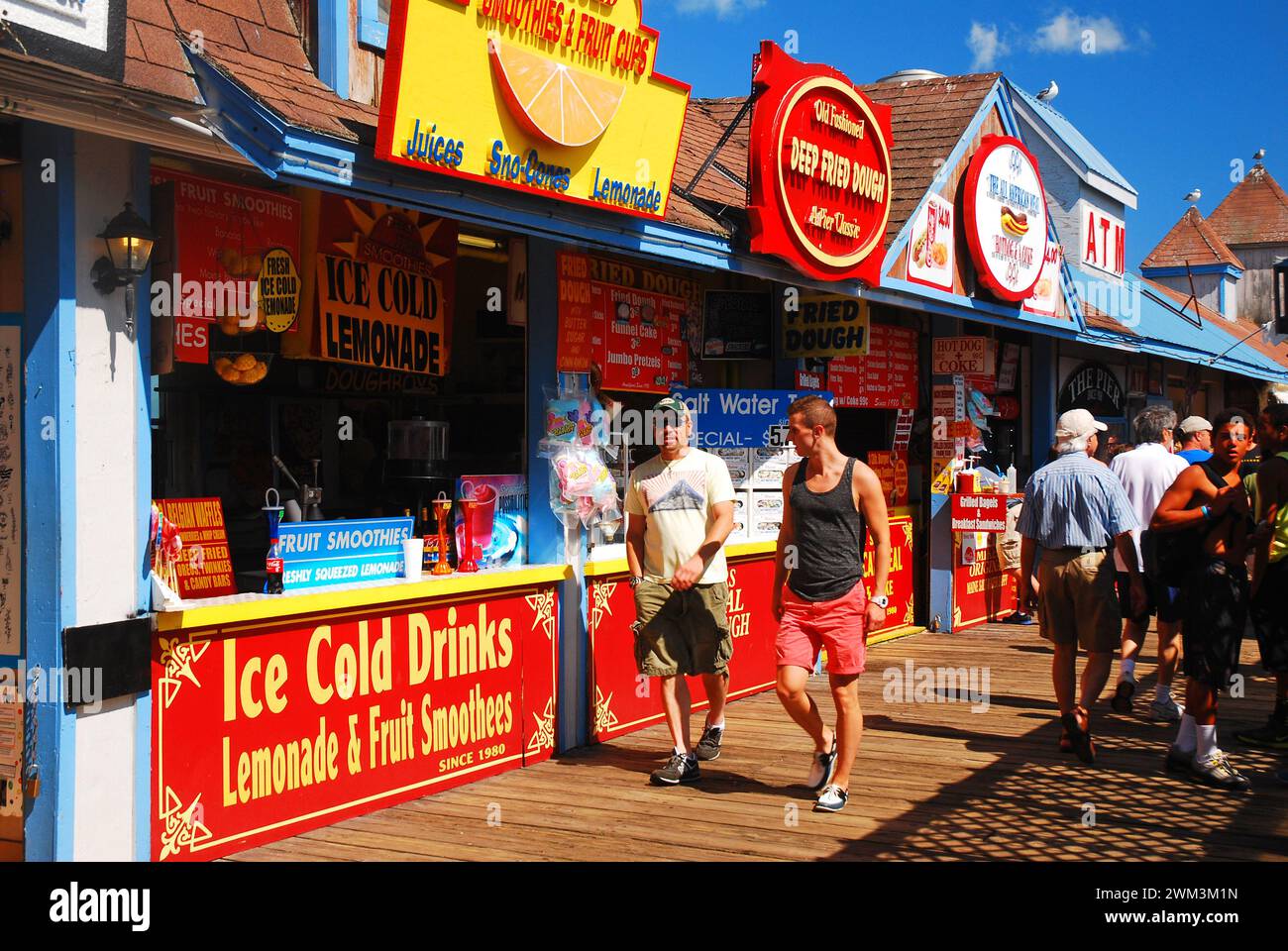 La gente pasea por el muelle en Old Orchard Beach, Maine, en un soleado día de verano en la costa Foto de stock