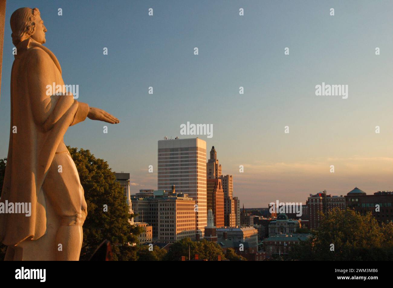 Una estatua de Roger Smith mira sobre el horizonte de Providence, Rhode Island, la ciudad que fundó Foto de stock