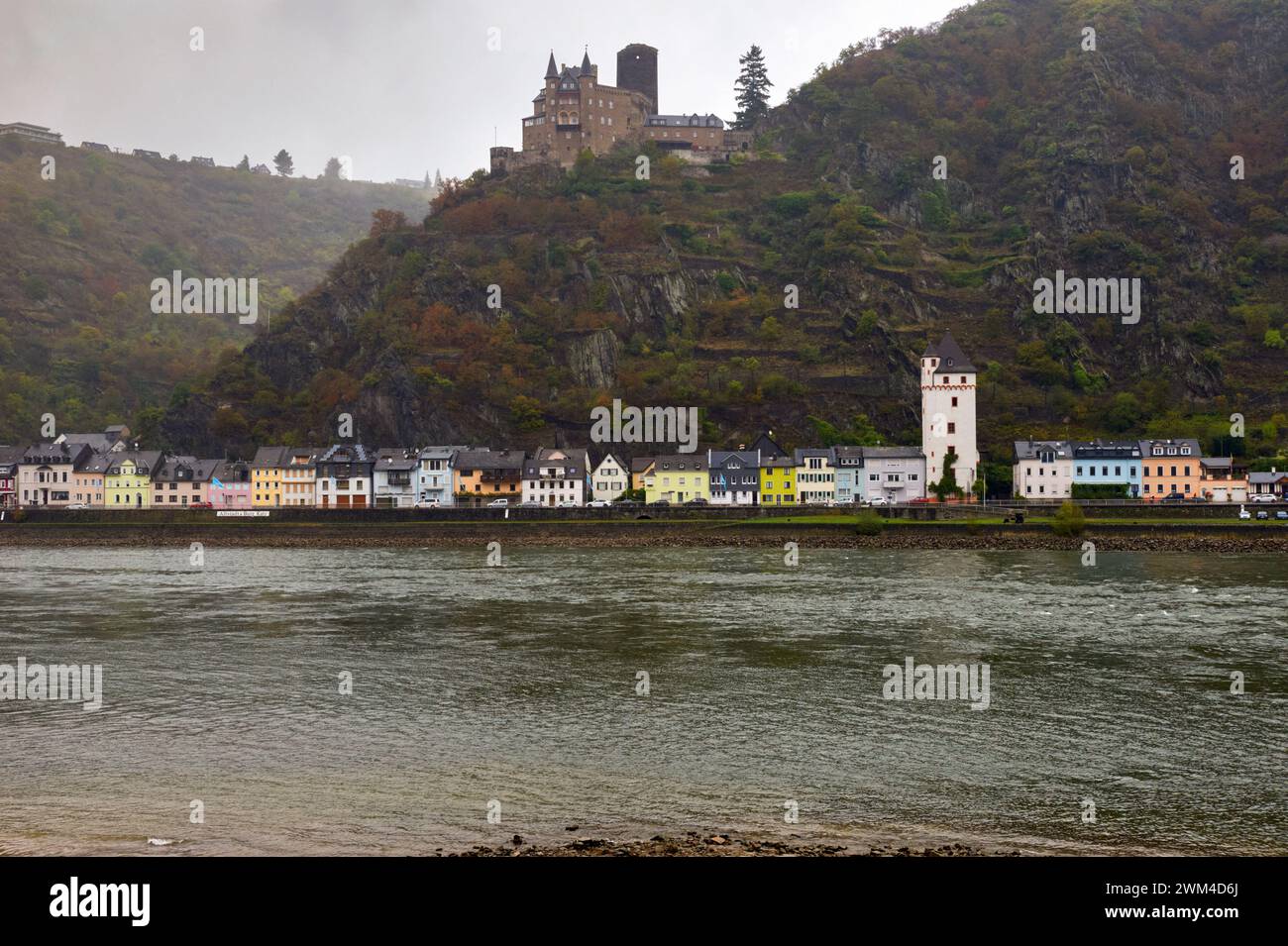 Vista en el valle del río Rin en un día lluvioso Foto de stock