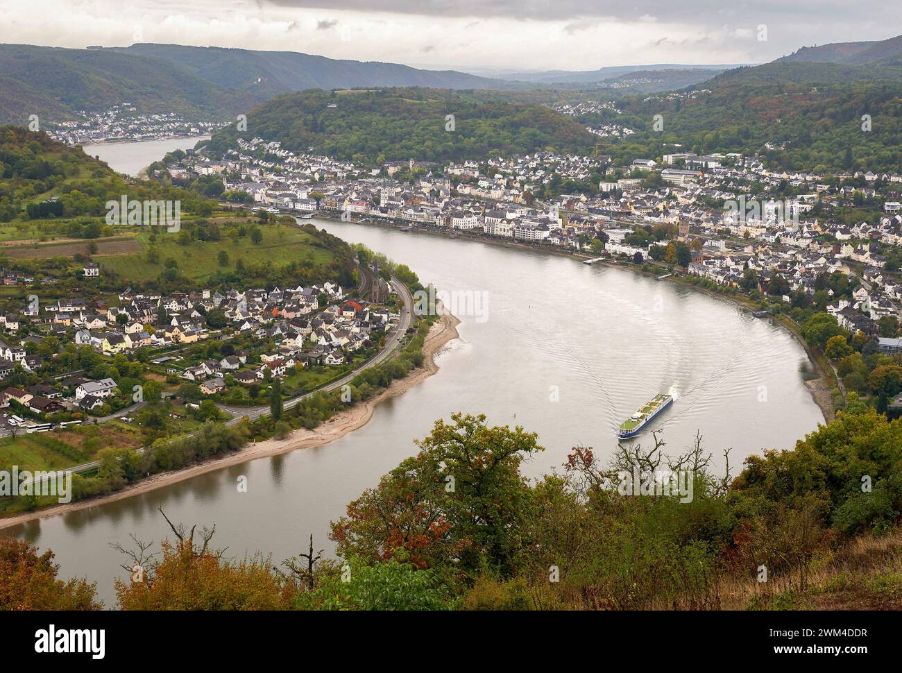 Vista en el valle del río Rin en un día lluvioso Foto de stock