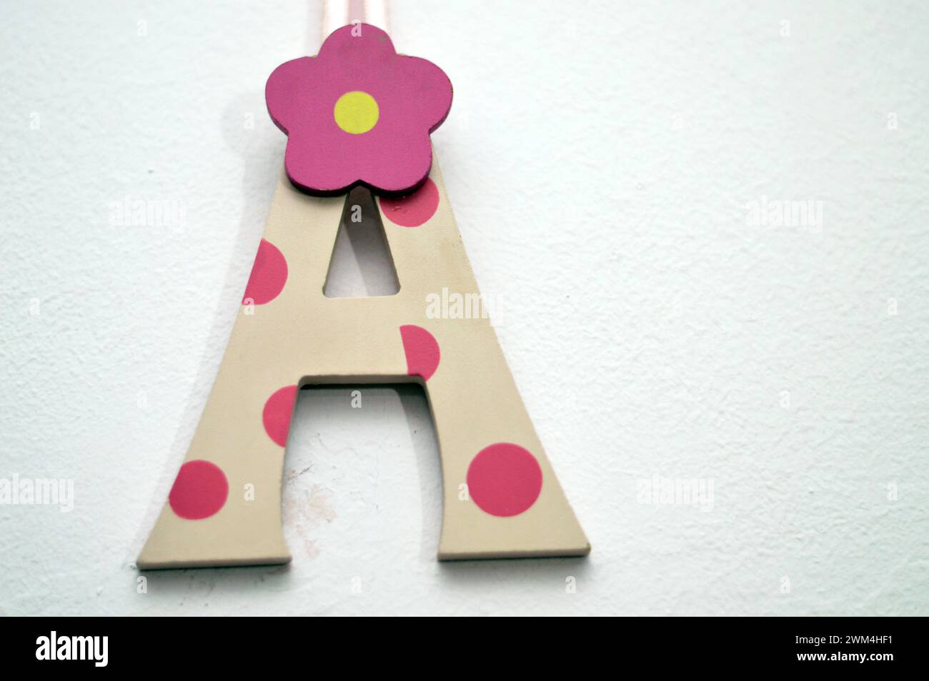 Letra A en la pared, la primera letra y la primera letra vocal del alfabeto latino, utilizado en el alfabeto inglés moderno, los alfabetos de otros w Foto de stock