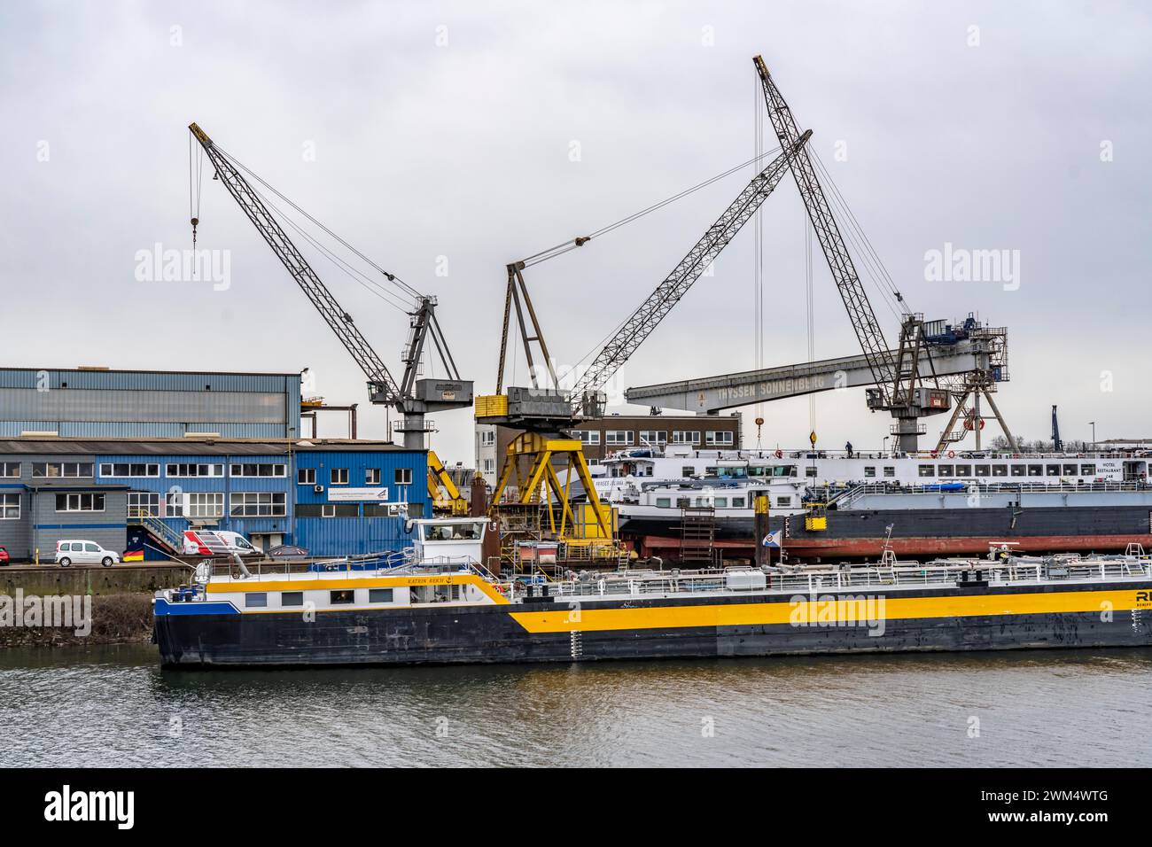 Duisport, Duisburg-Ruhrort puerto interior, nuevo astillero Ruhrort, en la isla de chatarra, nueva construcción, reparación y mantenimiento de buques de navegación interior Foto de stock