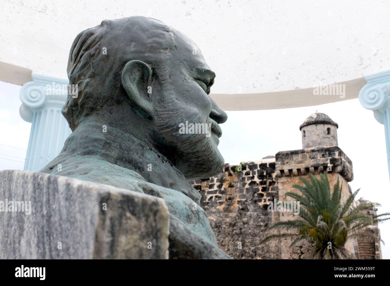 Monumento a Ernest Hemingway en el pueblo pesquero de Cojimar. Aquí es donde tiene lugar su novela “El viejo y el mar”. Foto de stock
