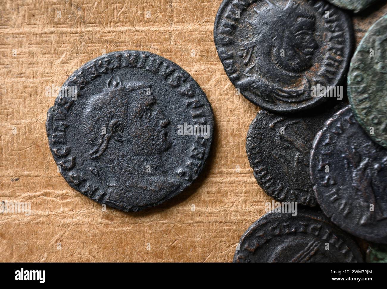 Antigua moneda romana con retrato del emperador Maximinus, viejo dinero de bronce usado en primer plano sobre fondo vintage. Concepto de Roma, Imperio, Textura, coll Foto de stock