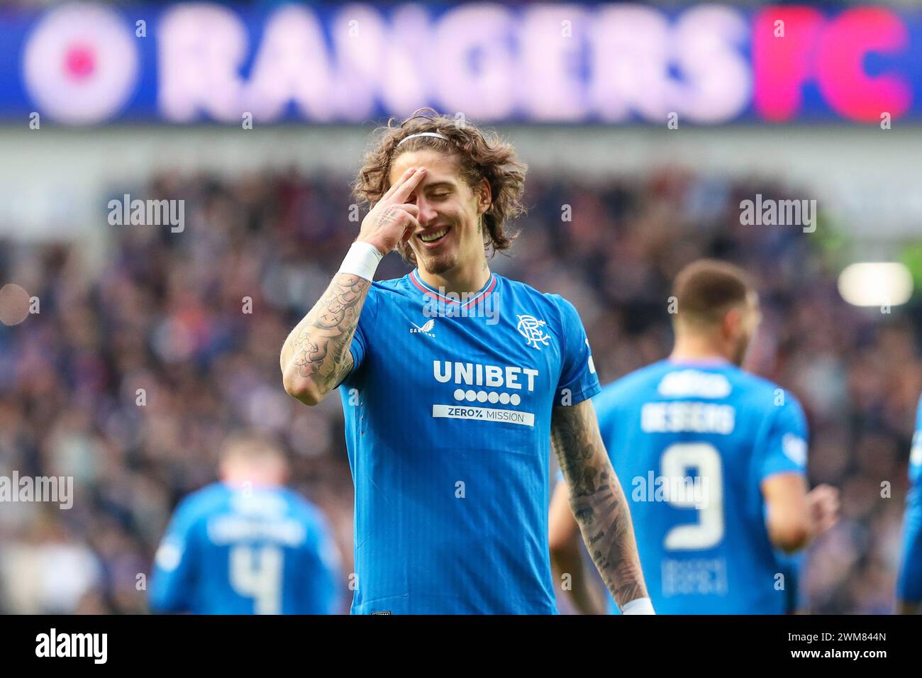 Glasgow, Reino Unido. 24 de febrero de 2024. El Rangers FC jugó el corazón del Midlothian FC en un partido de la Premiership escocesa en el Ibrox Stadium, Glasgow, Escocia, Reino Unido. En este momento, los Rangers están en el primer lugar de la liga y 2 puntos por encima de sus rivales más cercanos, el Celtic. Los corazones están sentados en tercer lugar, por lo que este es un juego importante para ambos equipos. Crédito: Findlay/Alamy Live News Foto de stock