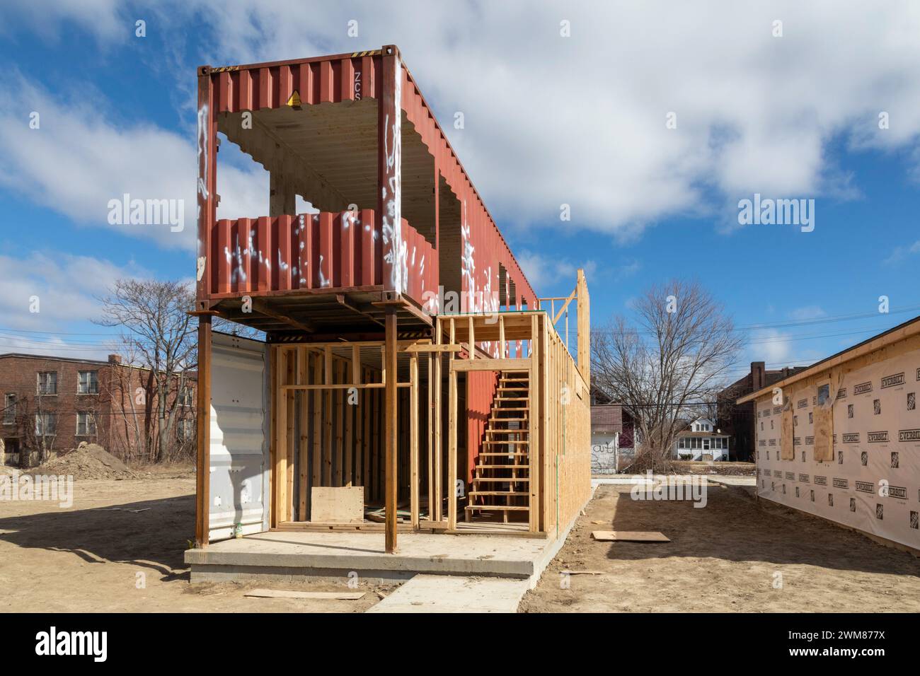 Detroit, Michigan - Se están construyendo casas con contenedores de envío usados en un vecindario de bajos ingresos. Foto de stock