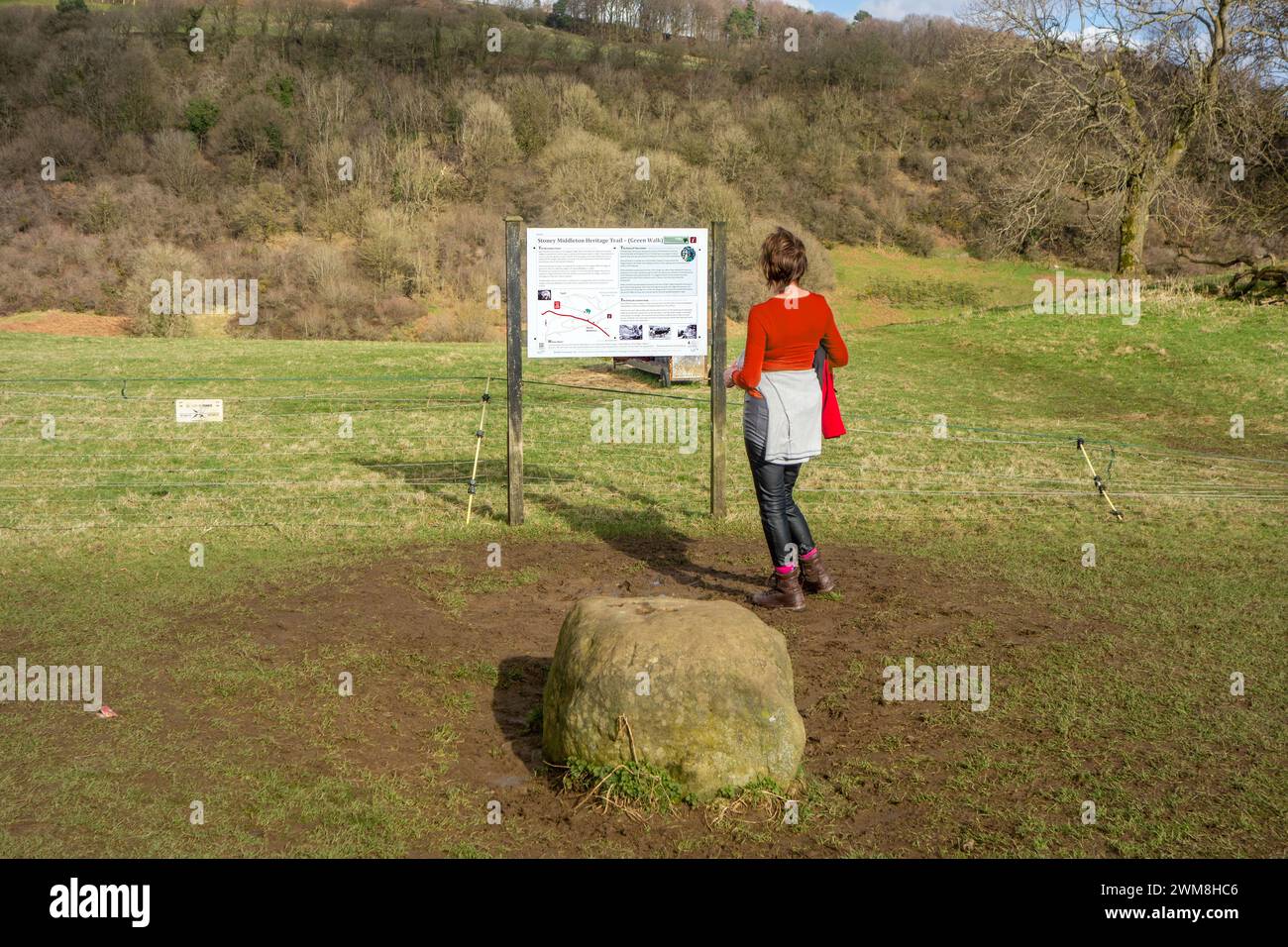 La piedra fronteriza en el límite de la parroquia de la aldea de la plaga de Eyam y el pueblo vecino de Stoney Middleton Peak District Derbyshire Foto de stock