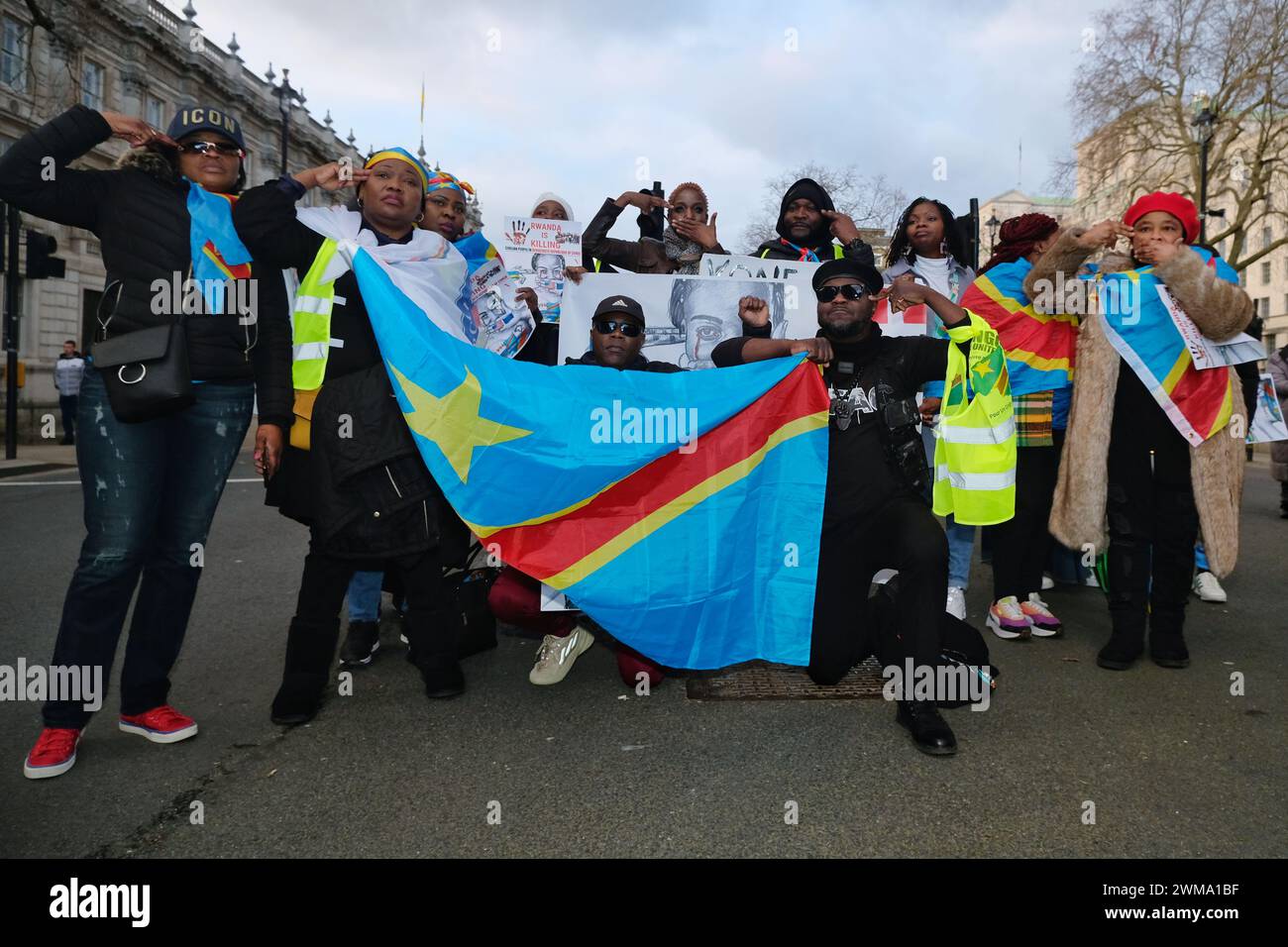 Londres, Reino Unido, 24 de febrero de 2024. La diáspora congoleña en Londres organizó una protesta y marcha en medio de una crisis humanitaria cada vez más profunda mientras se intensifican los ataques de grupos armados en el este del Congo, con casi 150.000 personas desplazadas desde principios de febrero. Los rebeldes del M23, apoyados por el gobierno ruandés, se han enfrentado con las fuerzas congoleñas, lo que ha aumentado la tensión entre las dos naciones. Crédito: 11th Hour Photography/Alamy Live News Foto de stock
