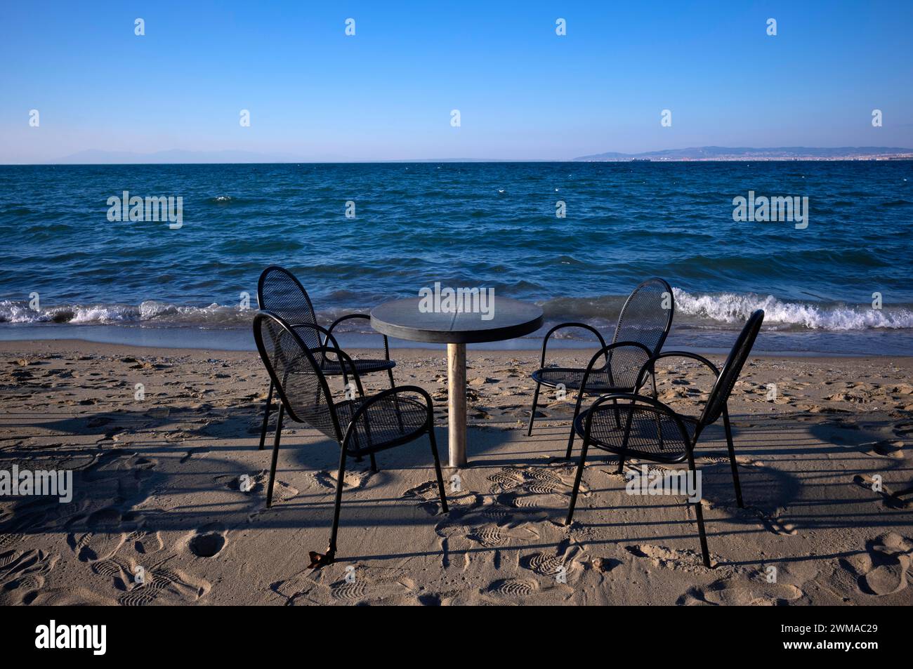 Mar, mesa y sillas, chiringuito, playa, Peraia, también Perea, Tesalónica, Macedonia, Grecia Foto de stock