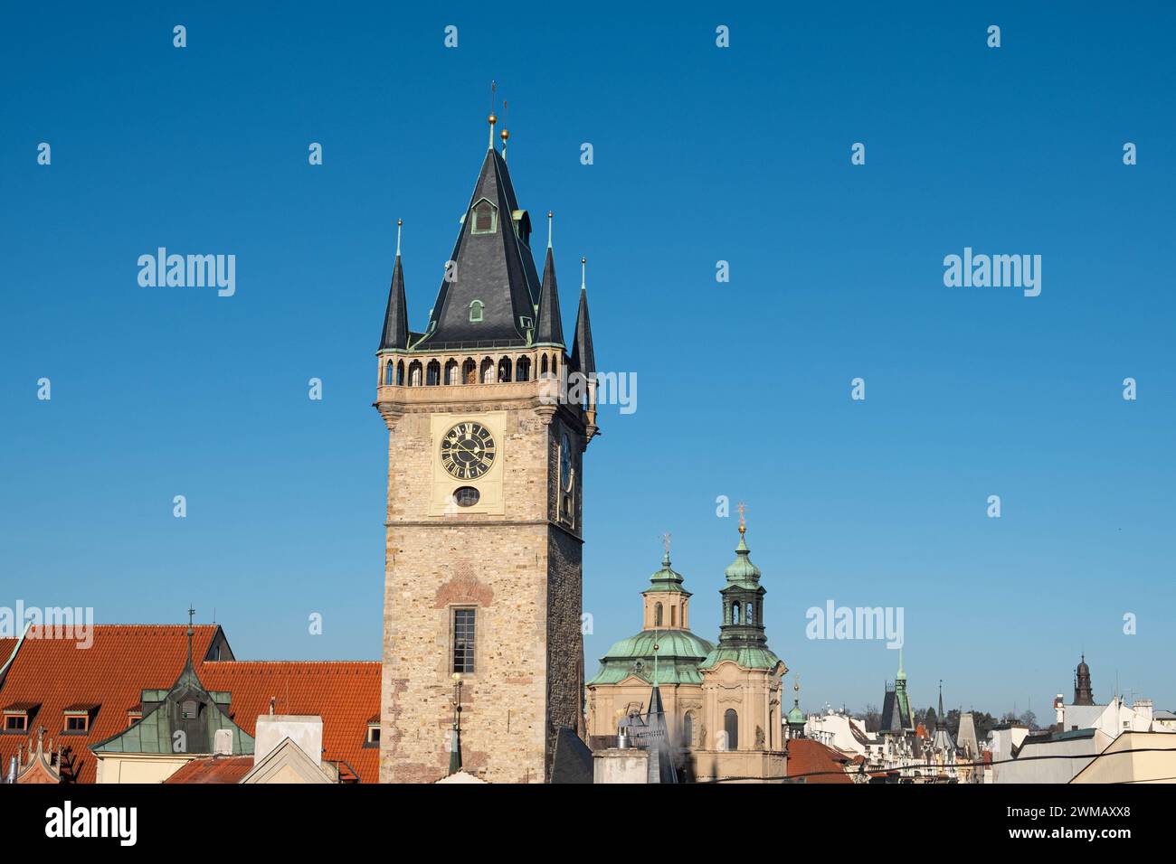 Praga, República Checa - Enero, 2024: Horizonte con la torre del Reloj Astronómico de Praga Foto de stock