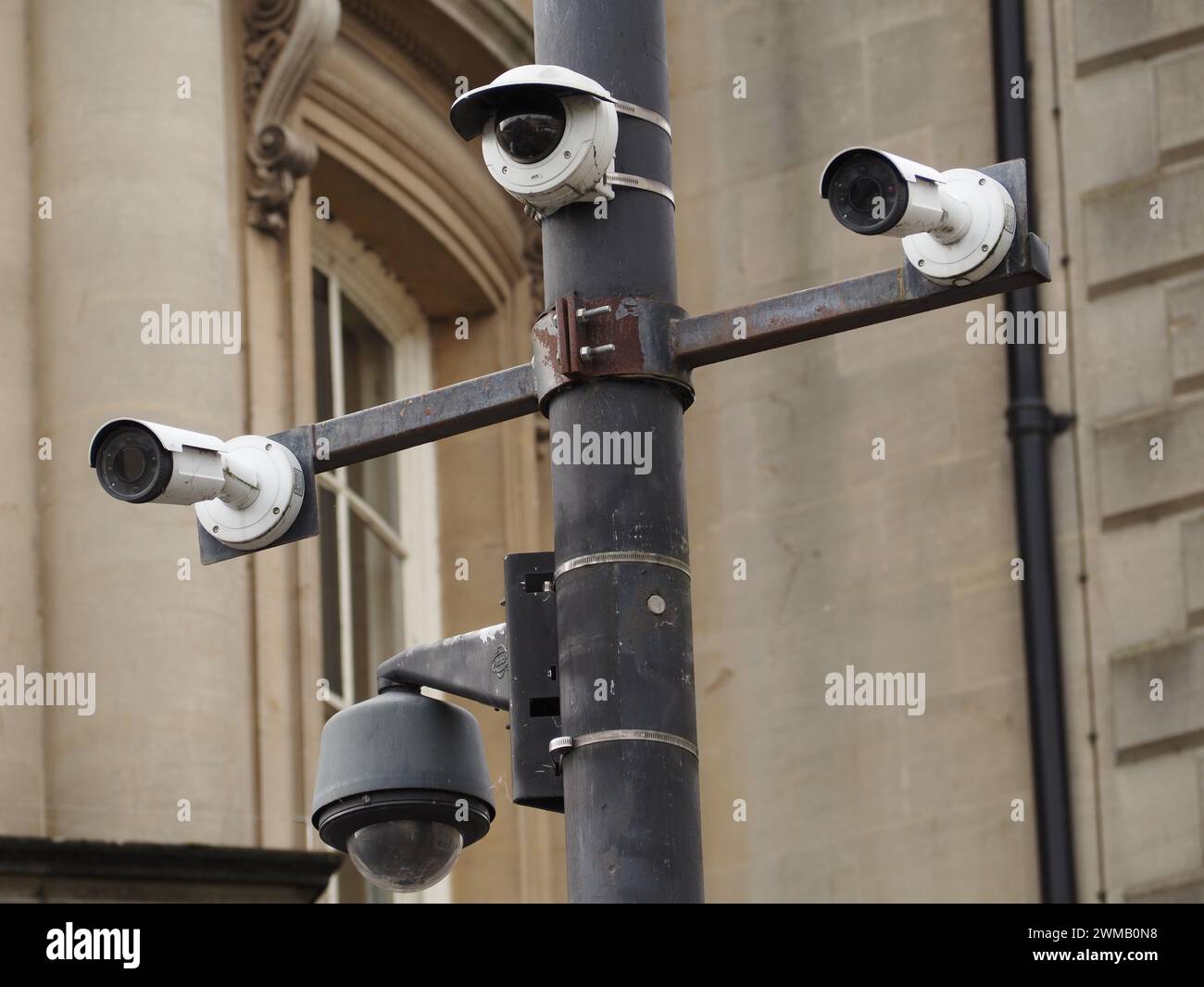 Cámaras de seguridad o vigilancia de alto nivel en un poste de lámpara en el centro de la ciudad de Bath Foto de stock