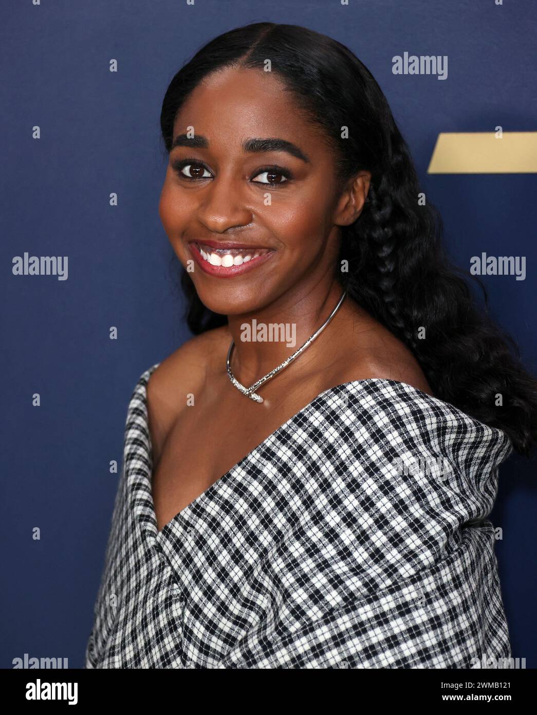 LOS ANGELES, CALIFORNIA, EE.UU. - 24 DE FEBRERO: Ayo Edebiri luciendo un look luar con joyas Tabayer llega a la 30ª edición anual de los Screen Actors Guild Awards, celebrada en el auditorio Shrine y Expo Hall el 24 de febrero de 2024 en Los Ángeles, California, Estados Unidos. (Foto de Xavier Collin/Agencia de Prensa de la Imagen) Foto de stock