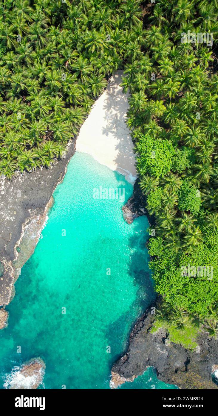 Vista aérea vertical desde la increíble playa de bateria con el mar cristalino en ilheu das rolas en Santo tomé e Príncipe, África Foto de stock