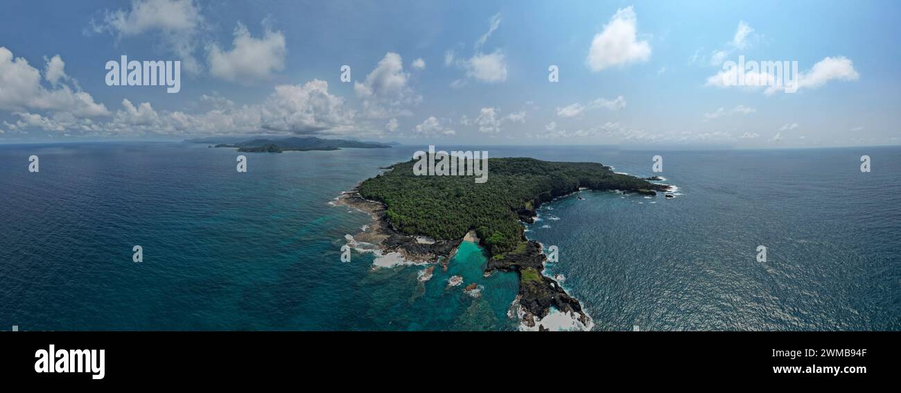 Vista panorámica de Ilheu das rolas (islote de tórtolas) en Santo Tomé e Príncipe, África Foto de stock