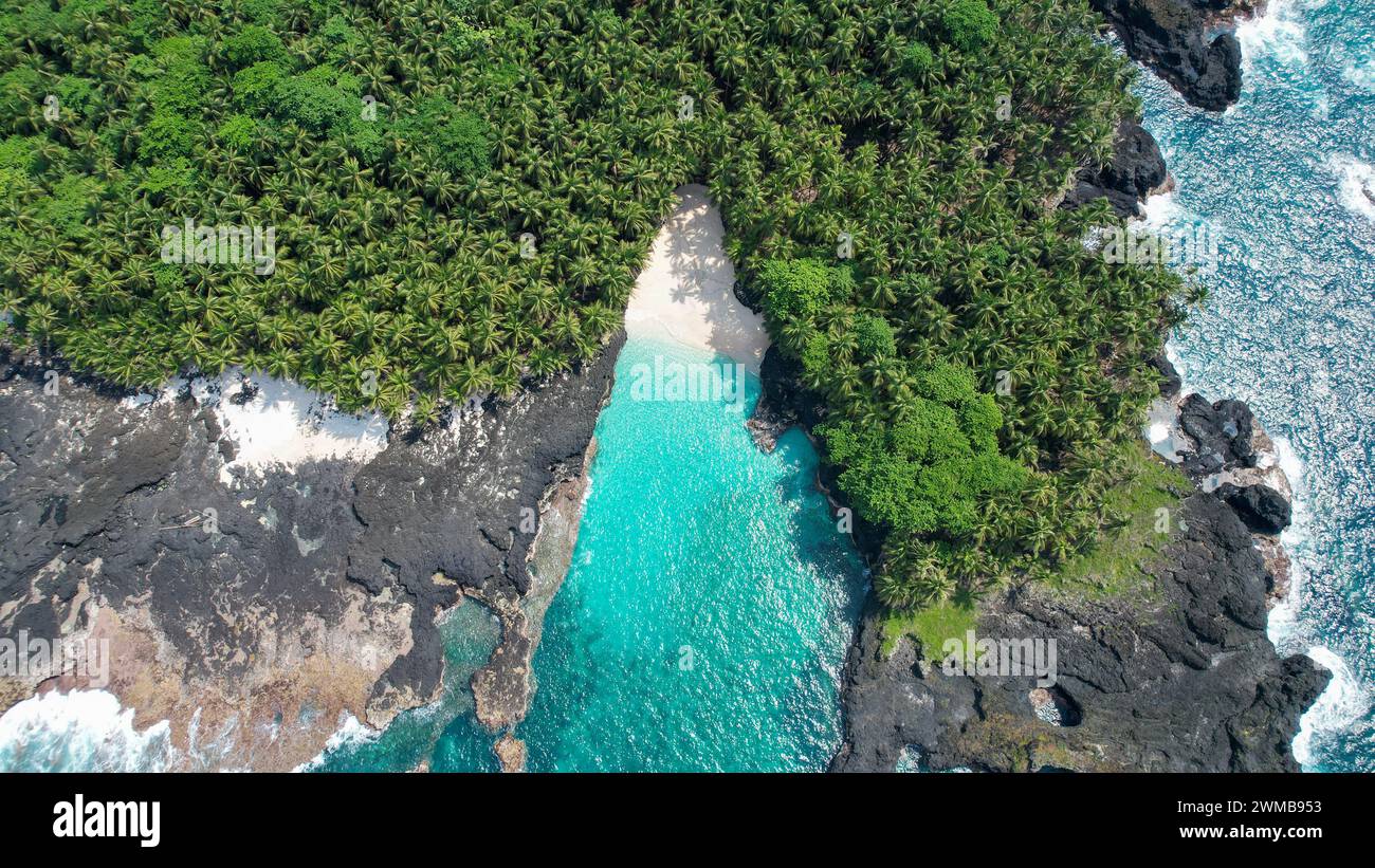 Desde arriba la increíble playa de bateria en ilheu das rolas en Santo Tomé, África Foto de stock