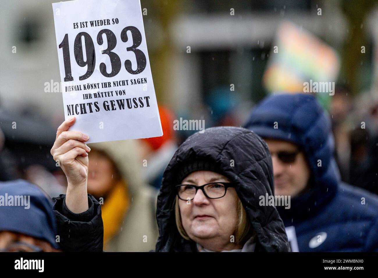 Hamburgo, Alemania. 25 de febrero de 2024. Un participante en la manifestación contra la derecha sostiene un cartel que dice 'Es 1933 otra vez. Esta vez no puedes decir que no sabías nada'. "La manifestación de una amplia alianza se está llevando a cabo bajo el lema ""Somos el cortafuegos""." Crédito: Axel Heimken/dpa/Alamy Live News Foto de stock