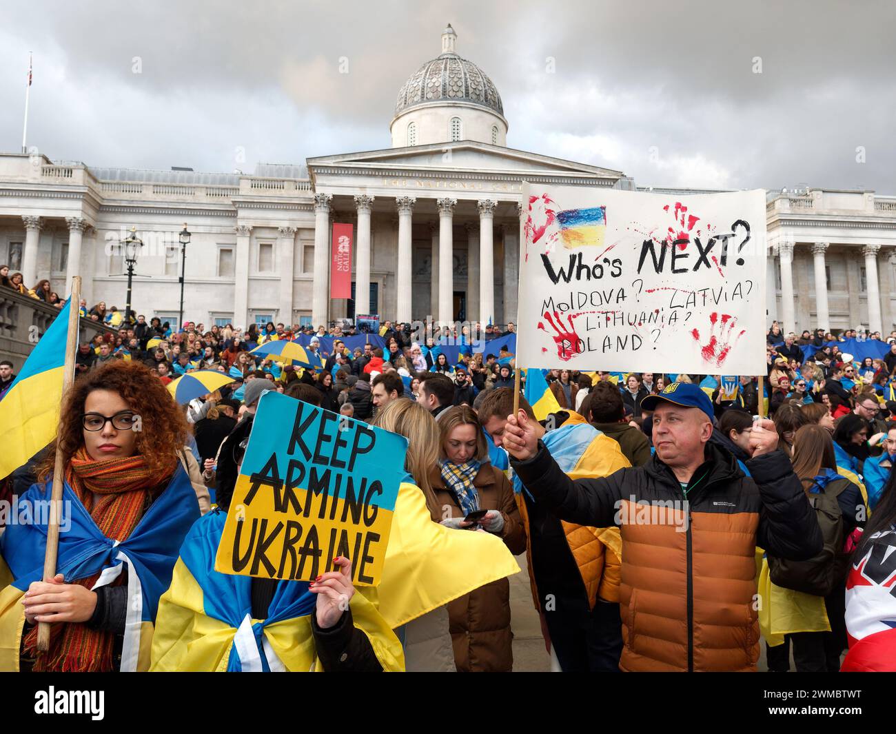 Vista de pancartas de protesta en Trafalgar Square Londres en el segundo aniversario de la invasión rusa de Ucrania el 24 de febrero de 2024 Foto de stock